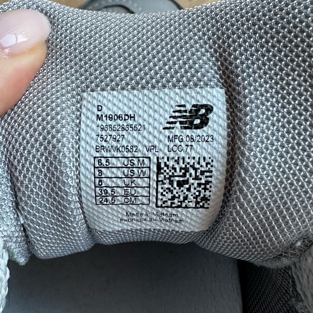 New Balance 1906D “PROTECTION PACK - SILVER
METALLIC" gray sneakers, size 6.5 - Picture 7 of 12